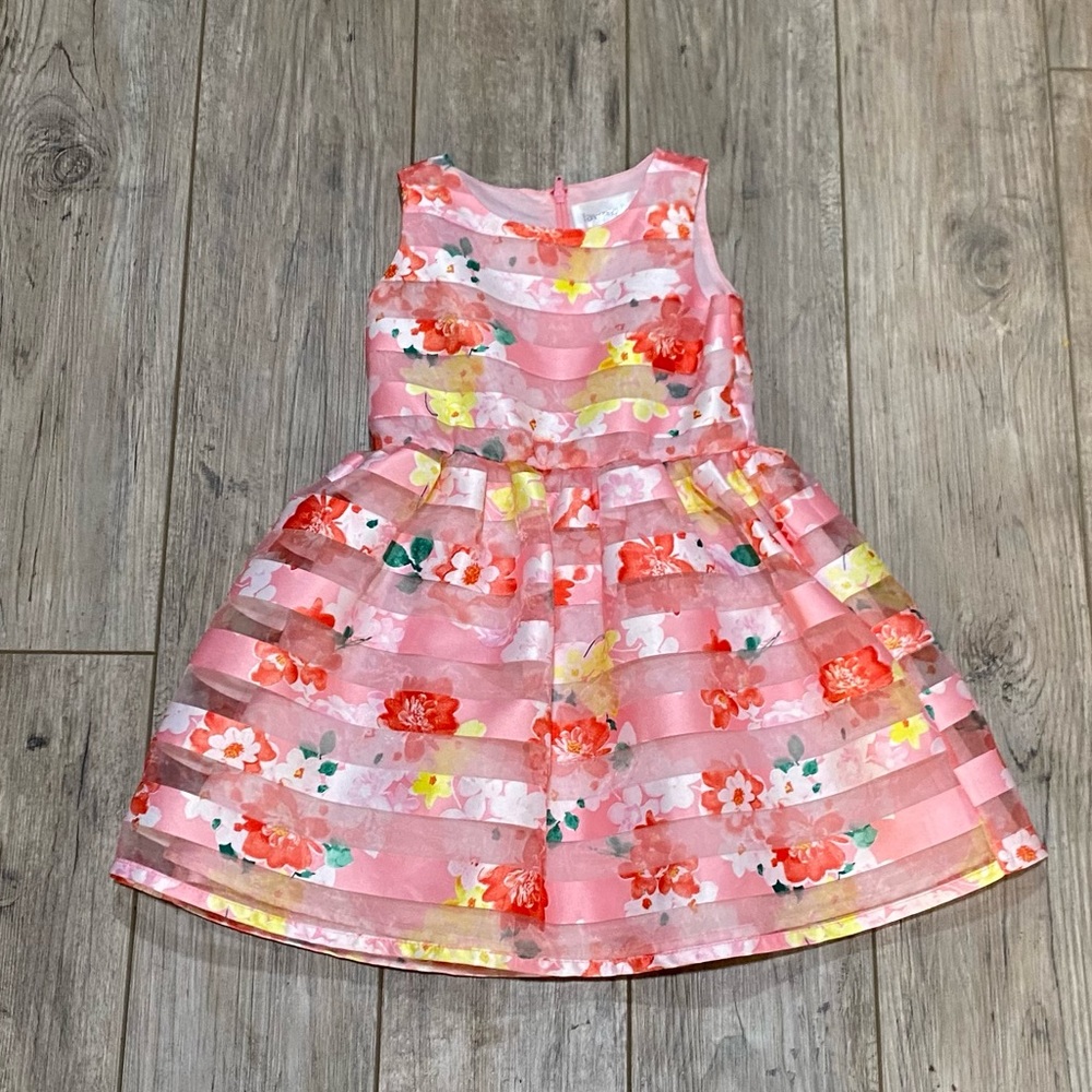 Little Girls lavender brand floral Dress in size 4
Super cute dress !!